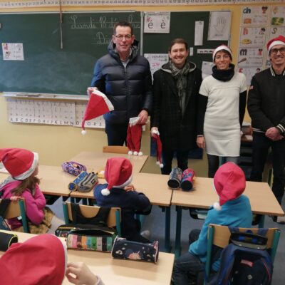 Des bonnets de Noël pour les écoles primaires