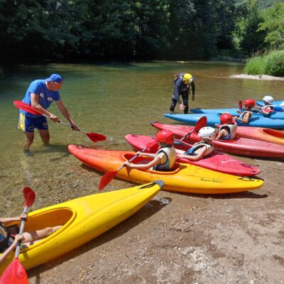 Les écoliers découvrent le kayak avec le service des sports