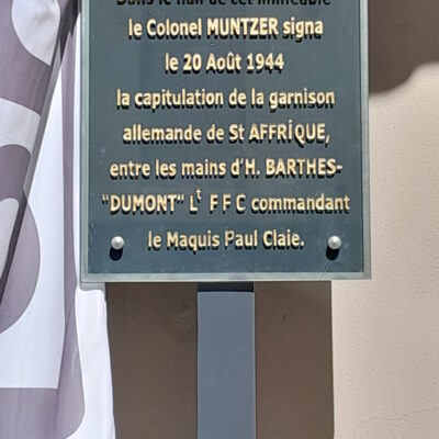 « Coup de jeune » pour la plaque commémorative de la capitulation de la garnison allemande de Saint-Affrique